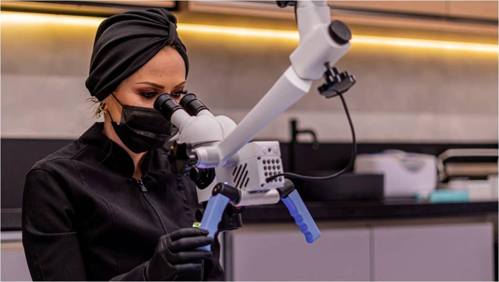 O tratamento de canal com microscópio é o mais preciso e detalhado. - Foto: Dra. Larissa Bonamigo