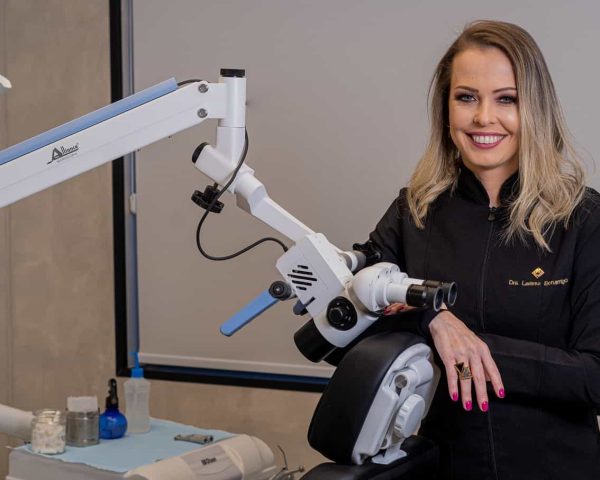 microscópio no consultório odontológico
