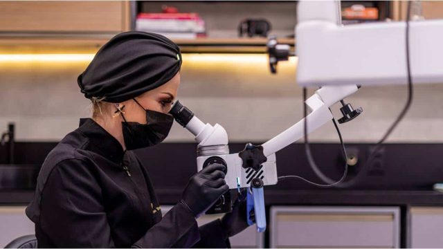 Tratamento de canal com microscópio